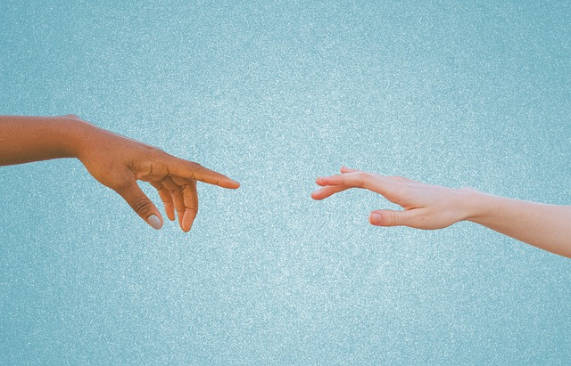 two-hands-7035954_640